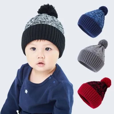 Bonnet en laine pour enfants avec pompons sur le dessus