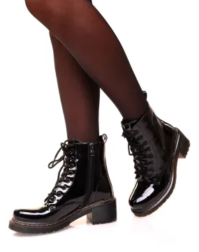 Bottines montantes noires vernies à lacets