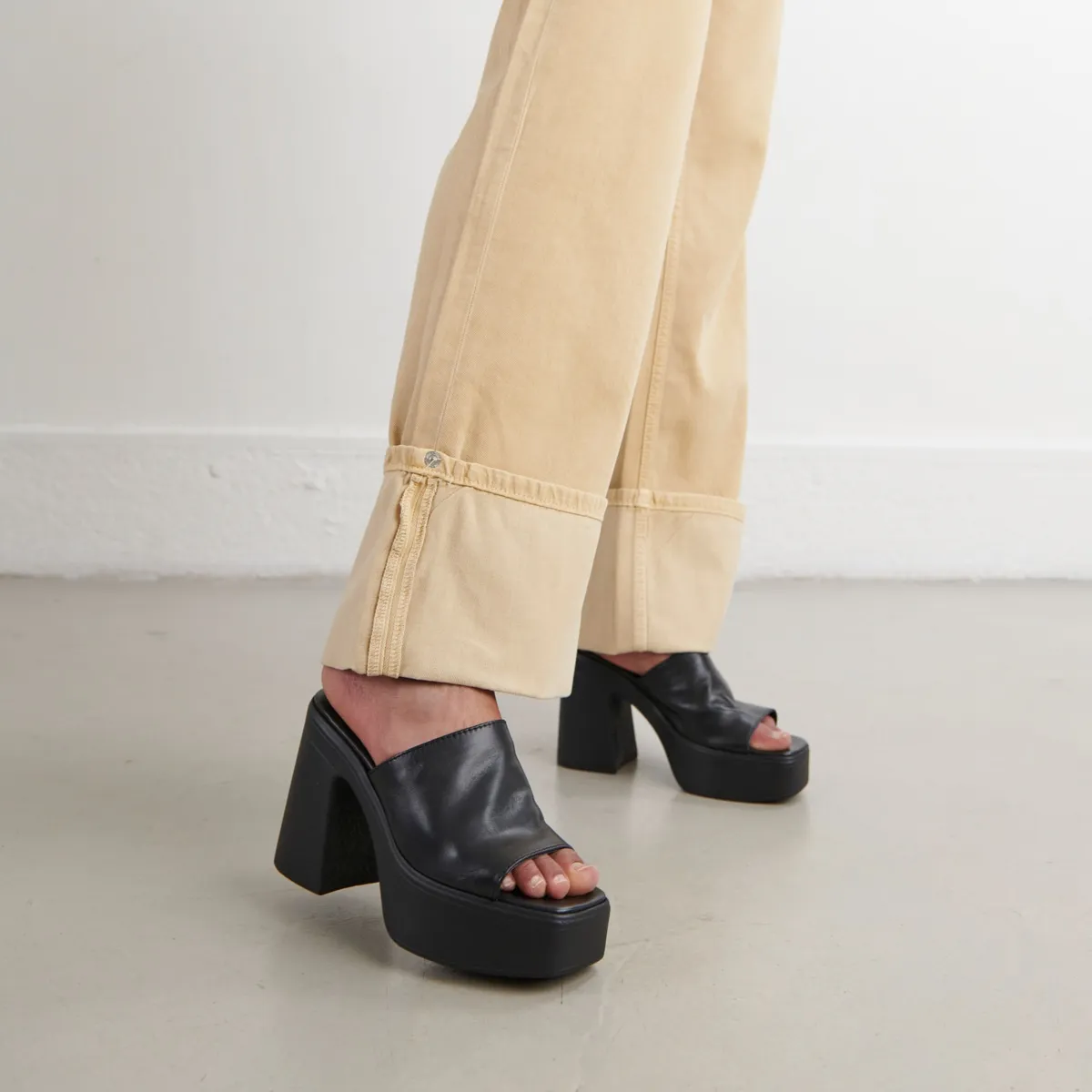 Mules à bouts ouverts et plateformes en cuir noir pour Femme | Jonak