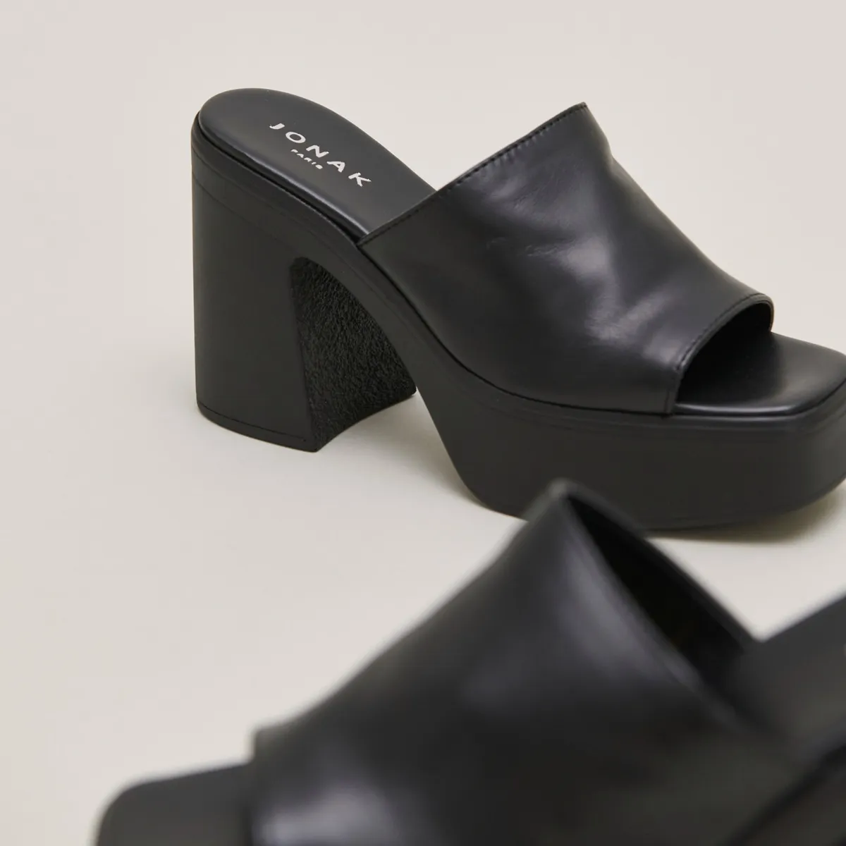 Mules à bouts ouverts et plateformes en cuir noir pour Femme | Jonak