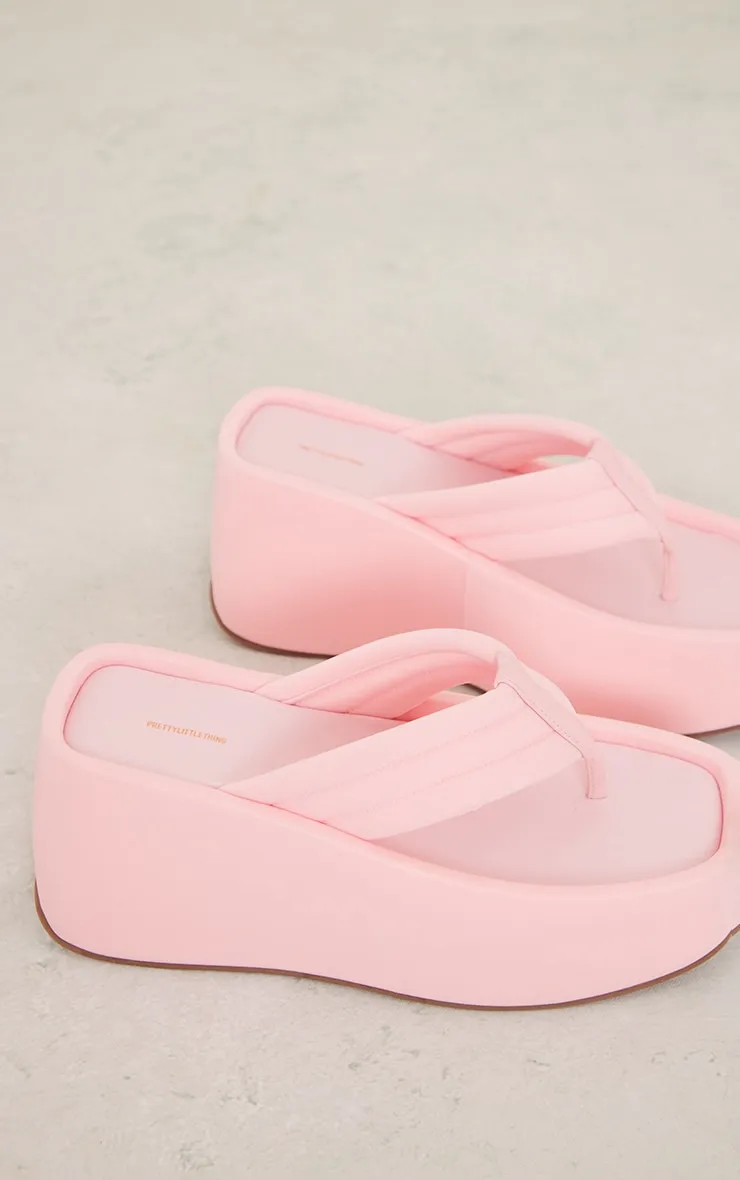 Tongs carrées chunky en lycra rose matelassé et plateformes creusées