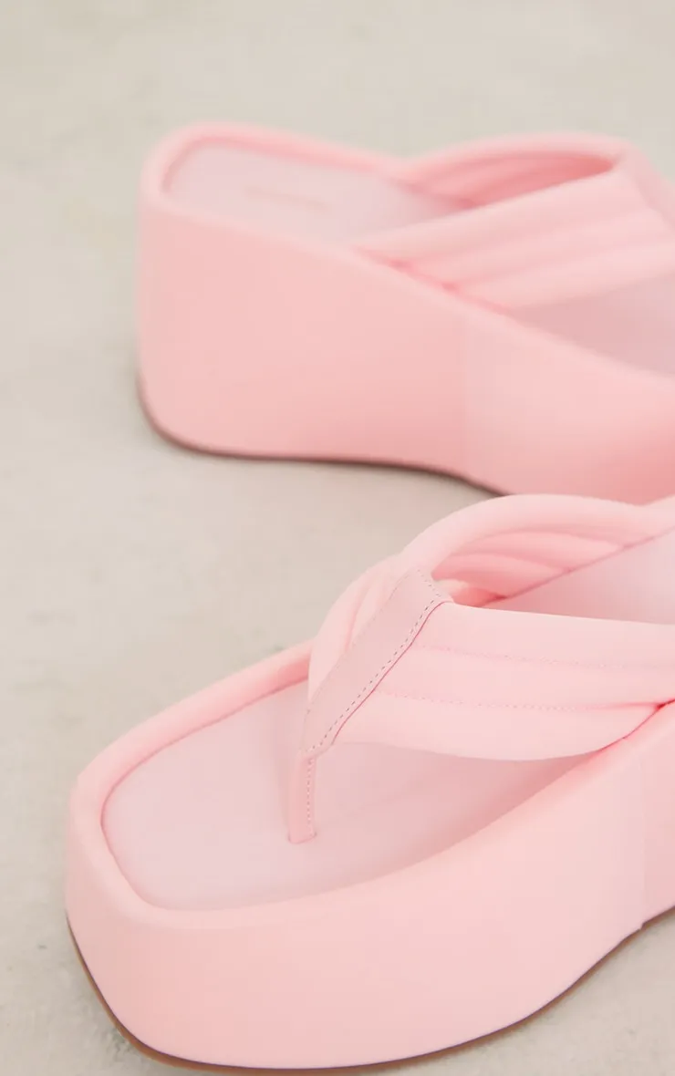 Tongs carrées chunky en lycra rose matelassé et plateformes creusées